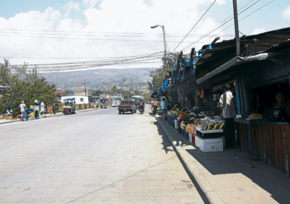 Vendedores convierten en mercado puente El Carrizal