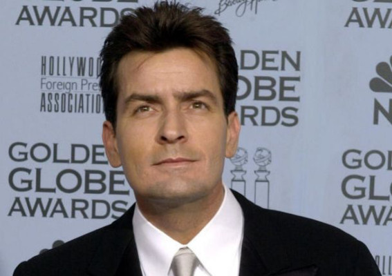 Charlie Sheen inaugura un bar de su propiedad en México