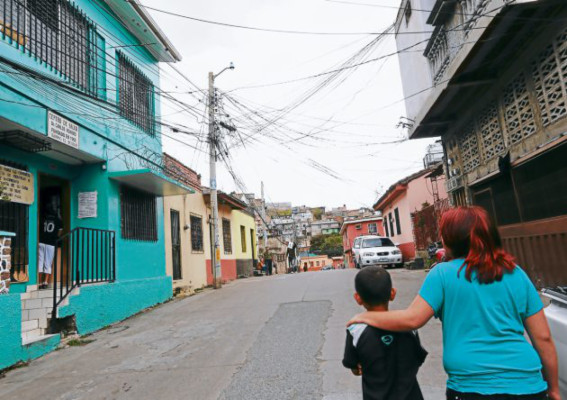 Vecinos del barrio El Bosque están a oscuras
