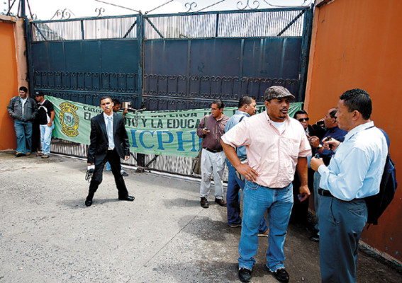 Dirigentes encierran a empleados de Educación