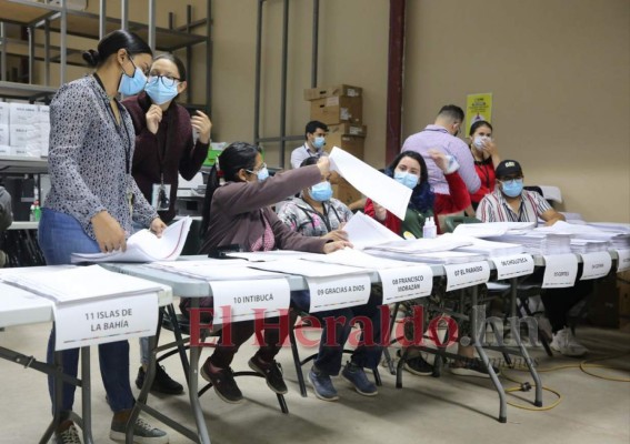 Así se desarrolla el escrutinio de acta por acta con incosistencias (FOTOS)