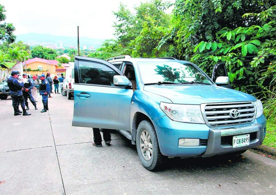 En baúl de camioneta hallan dos cadáveres