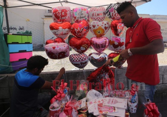 Peluches y besos: así se celebra San Valentín en Tegucigalpa (FOTOS)