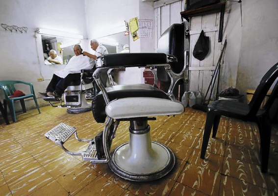 Barberos de oro, maestros del peine y las tijeras