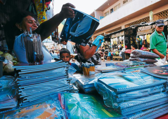 Comercio busca amortiguar alzas a útiles escolares