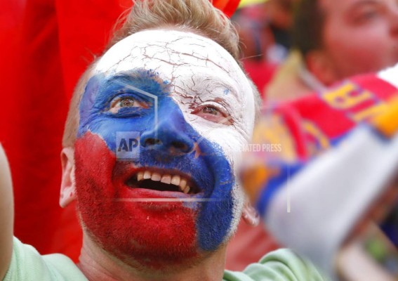 Los curiosos looks que aficionados visten en el Mundial Rusia 2018