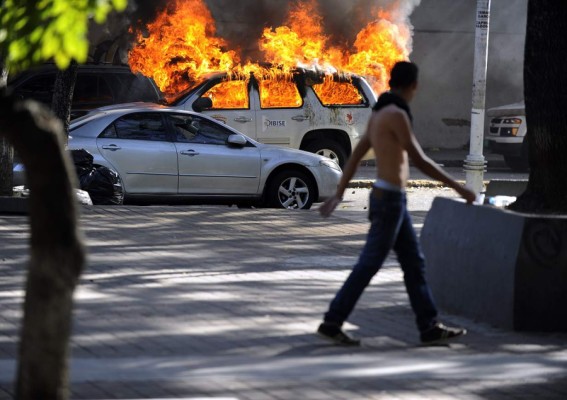 Dos muertos y 23 heridos en protestas contra Maduro