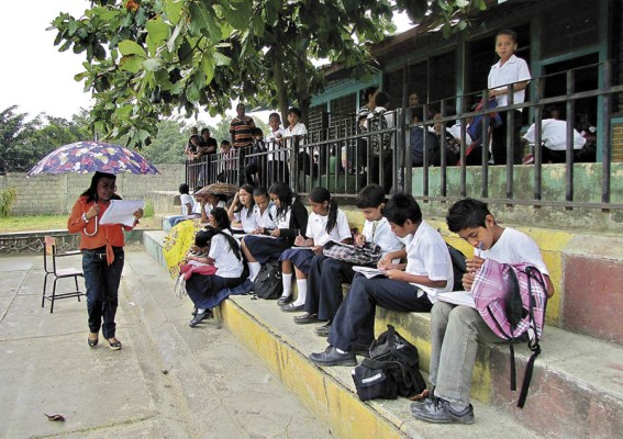 Jornada extendida obliga a niños a recibir clases fuera de aulas