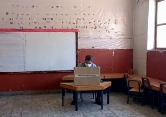 Rodeado de simpatizantes y en total secretividad: Así votó el presidente Hernández en las primarias