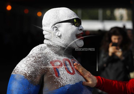 Los curiosos looks que aficionados visten en el Mundial Rusia 2018