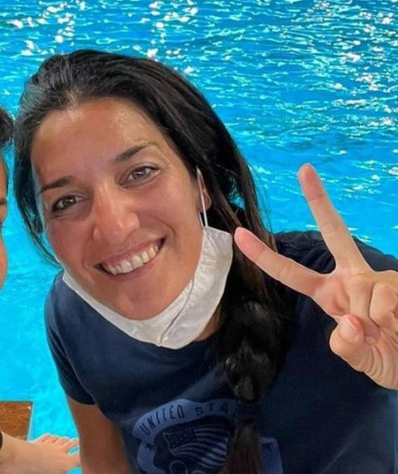 Medallista y arriesgada: Andrea Fuentes, entrenadora española que salvó a nadadora que se desmayó en una piscina