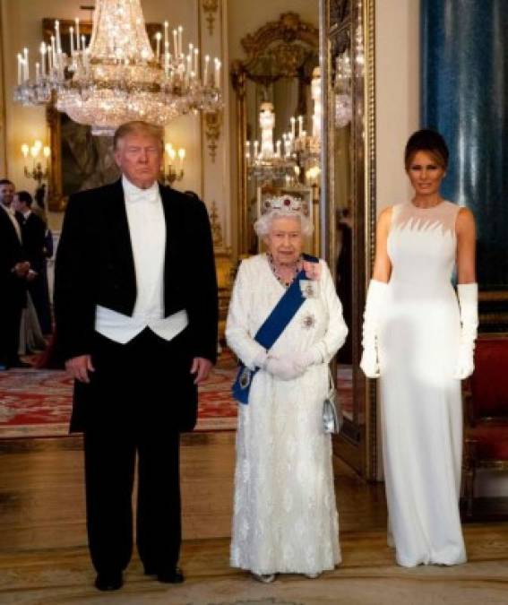 FOTOS: Los costosos y elegantes vestidos que usó Melania Trump durante su visita a Inglaterra