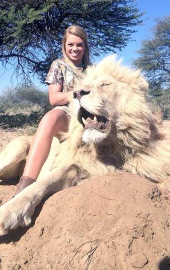 Una joven cazadora horroriza en Facebook con imágenes de sus 'trofeos'