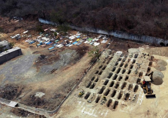 Imágenes aéreas de tumbas para víctimas de Covid-19 en Acapulco