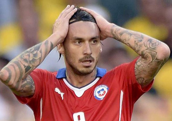Jugador se tatuó el tiro al travesaño que dejó fuera a Chile del Mundial