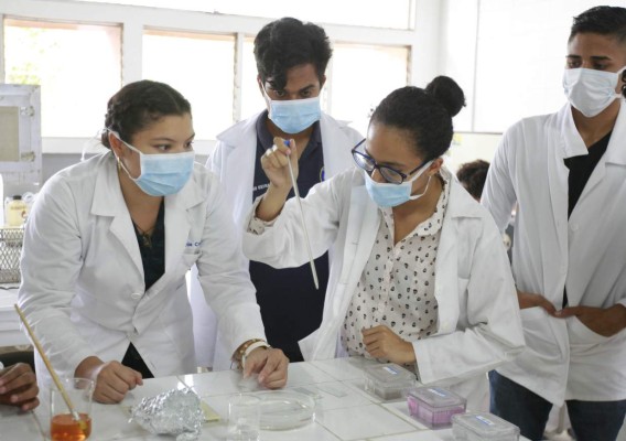 En la elaboración participan estudiantes de microbiología. Foto: Alejandro Amador/ EL HERALDO.