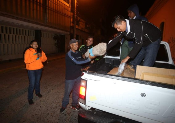 Honduras: Una caliente cobija despojó del frío a capitalinos que viven en la calle