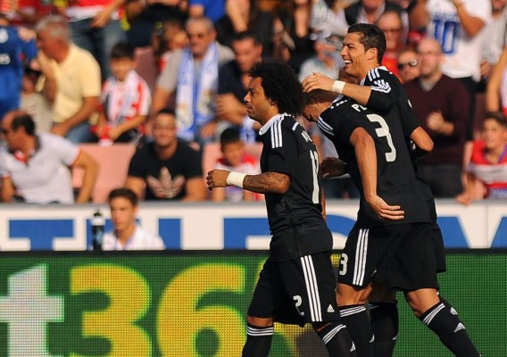Real Madrid golea en Granada y obliga a Barça a ganar