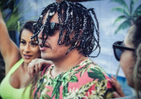 Dan Sur, influencer que asegura que se incrustó cadenas de oro en el cuero cabelludo