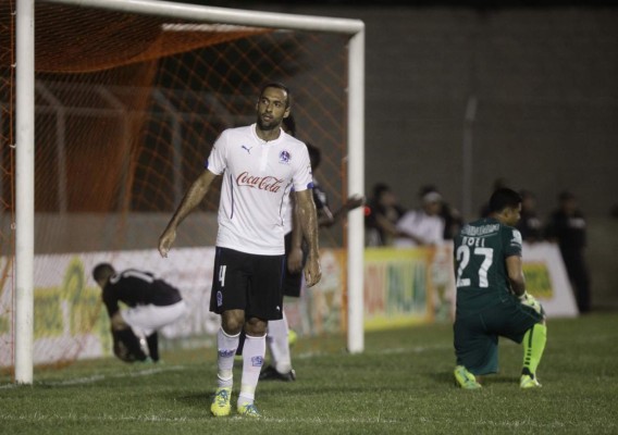 paliza y baile al León en el progreso