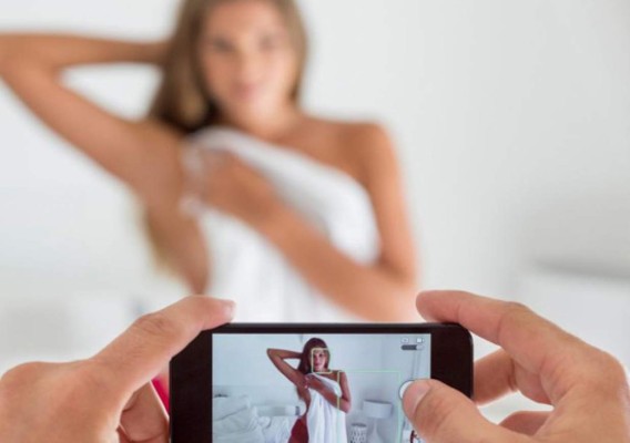 Inglaterra castigará con cárcel difusión de imágenes sexuales