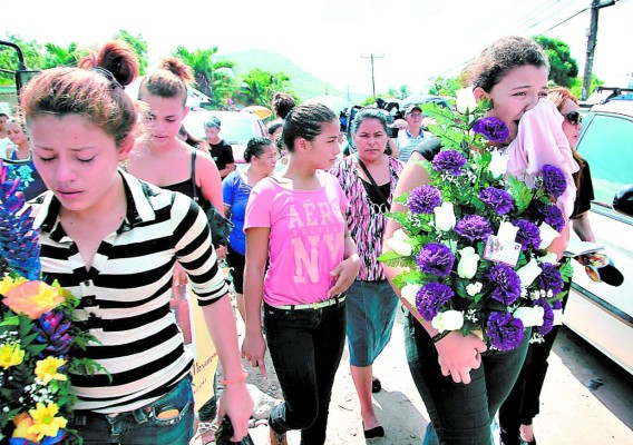 Con indignación y con 31 globos, Santa Rita despide a Herlyn Espinal