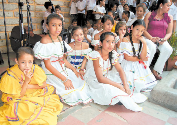 El folclore recorre sus venas catrachas