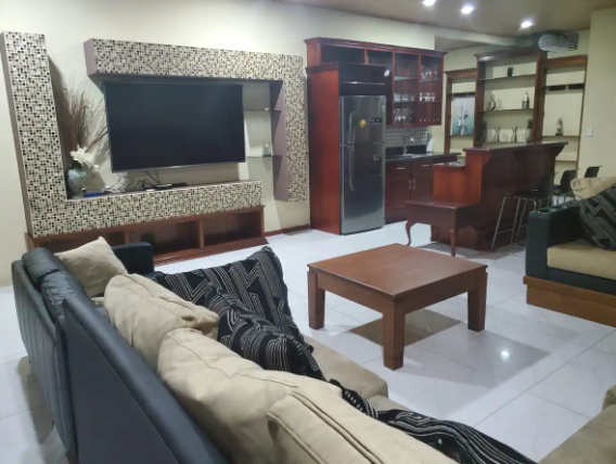 Con jacuzzi, cancha de fútbol y gimnasio, así es la lujosa casa de Alberth Elis que puedes rentar en Tela