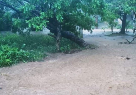 Inundaciones y caída de muros: primeros estragos de Nana en Honduras (FOTOS)