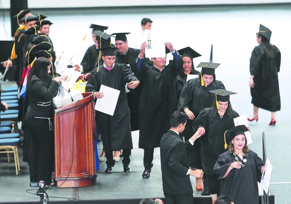 UNAH graduó 6,594 personas en este 2016