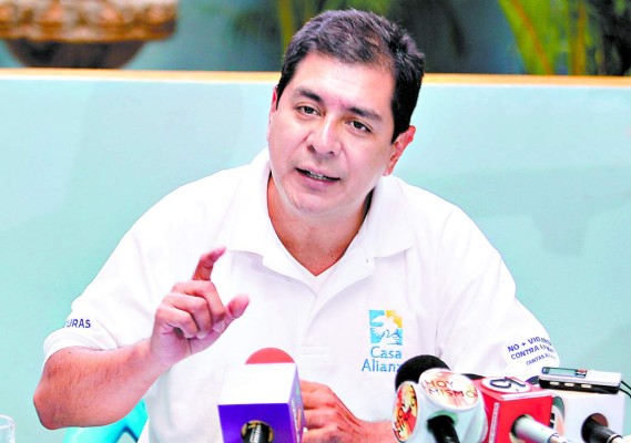 Ruelas tenía retenida su licencia por cruzar un semáforo en rojo