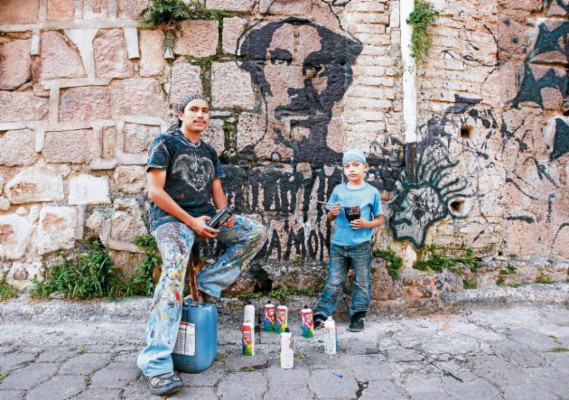 Un pintor y muralista embellecedor de barrios en Tegucigalpa