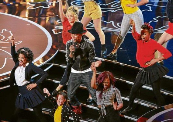 Música, chistes y 'selfies” en el show