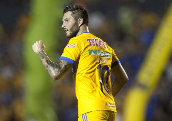 Delantero francés André-Pierre Gignac conoce a su tocayo felino en zoológico mexicano
