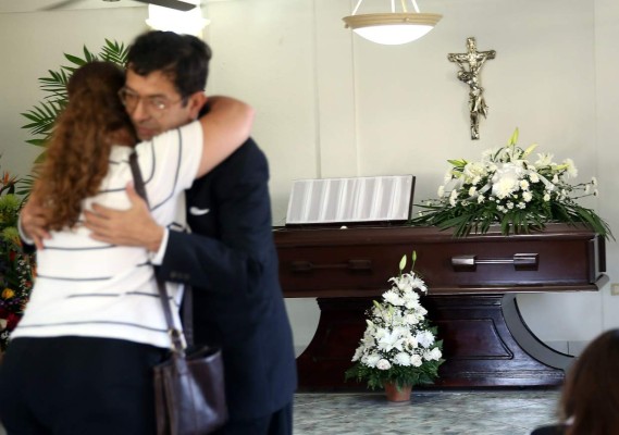 Familia y amigos se despiden hoy del poeta Óscar Acosta