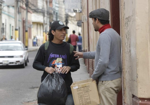 Hombre de dura apariencia con un noble corazón