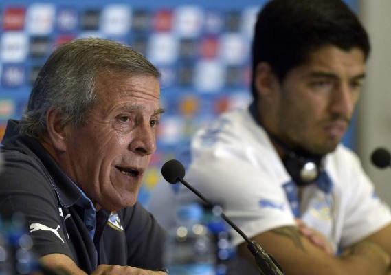 Tabárez renuncia a cargo de la FIFA por expulsión de Luis Suárez