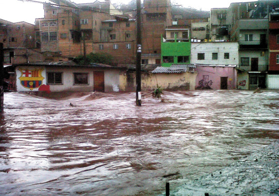 Calamidad en Los Jucos por inundaciones