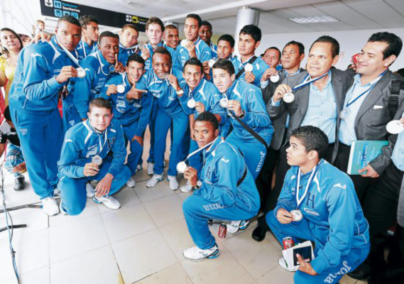 Seleccionados Sub-17 recibidos como héroes en Honduras