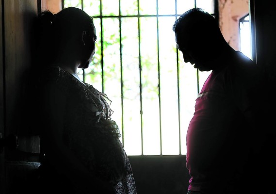 Parejas enfrentan extorsiones y demandas por alquilar vientres