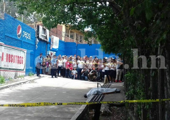 Un joven muerto deja balacera frente a colegio capitalino
