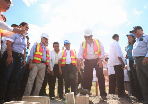 Autoridades colocan primera piedra de nuevo hospital en el departamento de Choluteca