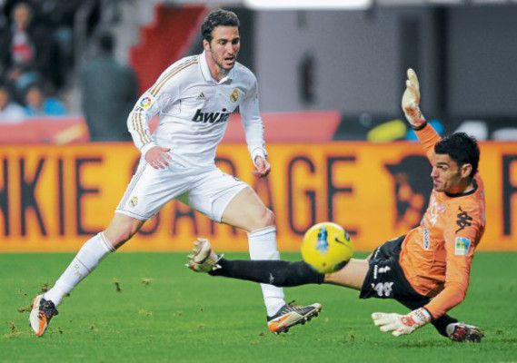 El Blanco no afloja el puño...