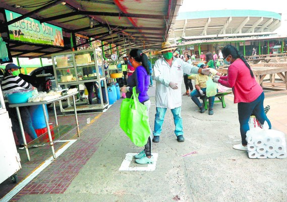 Medidas contra Covid-19 en la Feria del Agricultor son modelo a seguir, dicen dirigentes