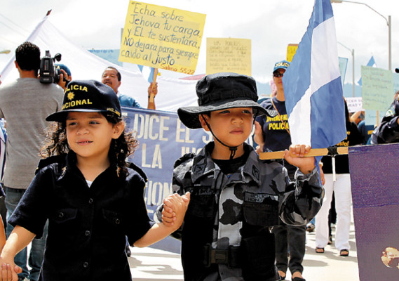 Esposas e hijos de agentes marchan pidiendo depuración policial en Honduras