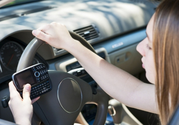 Nueva York: campaña contra texteo en carreteras