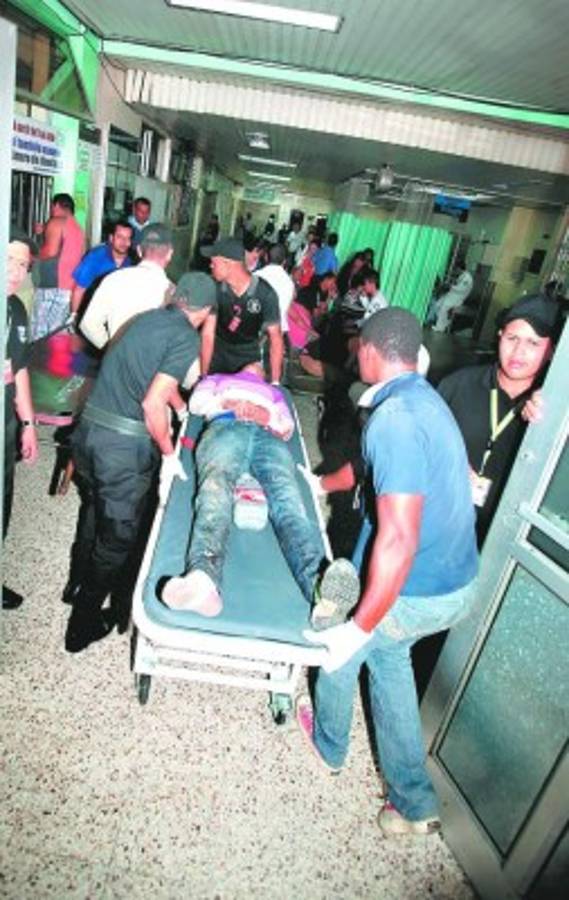 hasta en CArpas atendieron a los heridos en el HEU