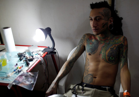 Tatuadores de 10 países se reúnen en Bolivia