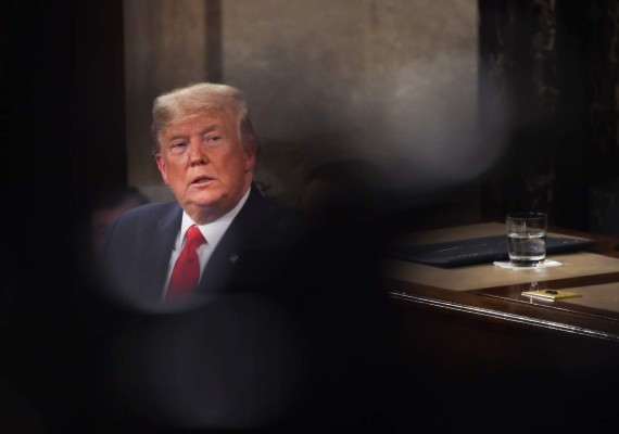 Arrogancia y poca cortesía: Las imágenes de Trump durante discurso del Estado de la Unión
