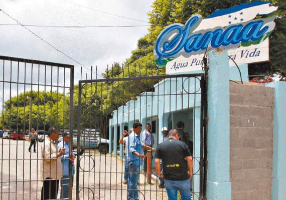 Alcaldía da primer paso en municipalización del agua con su gerente de Infraestructura frente del SANAA